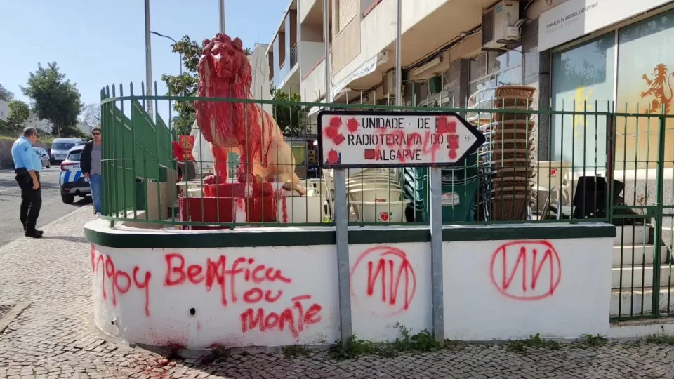 Núcleo do Sporting de Faro vandalizado com mensagens de apoio ao Benfica