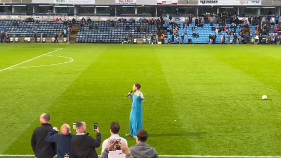 'Elsa masculina' invade jogo em Inglaterra e faz furor... a desafinar