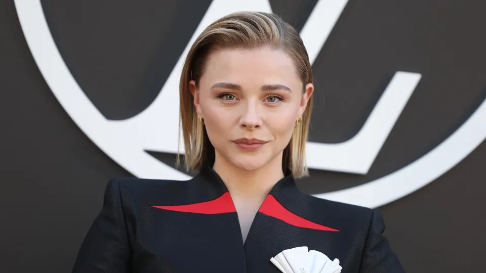 Chloë Grace Moretz assume homossexualidade e encoraja voto em Kamala