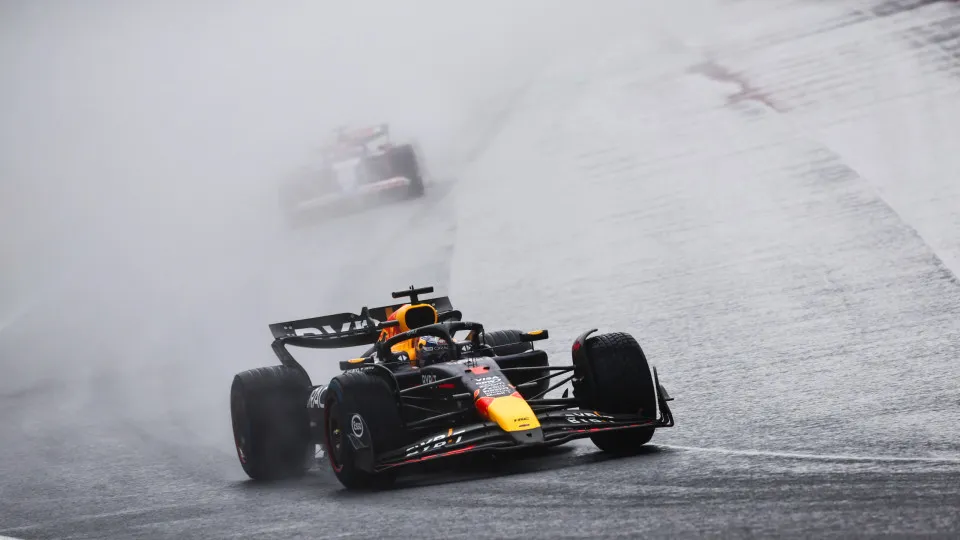 De 17.º para o trono. Max Verstappen sorri no acidentado GP do Brasil 