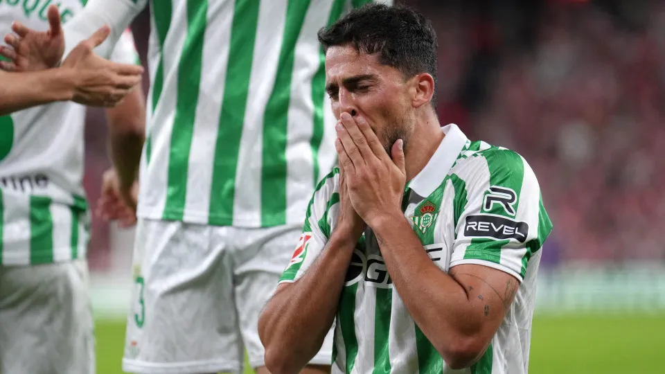 Cheias em Valência deixam jogador do Betis em lágrimas na flash interview