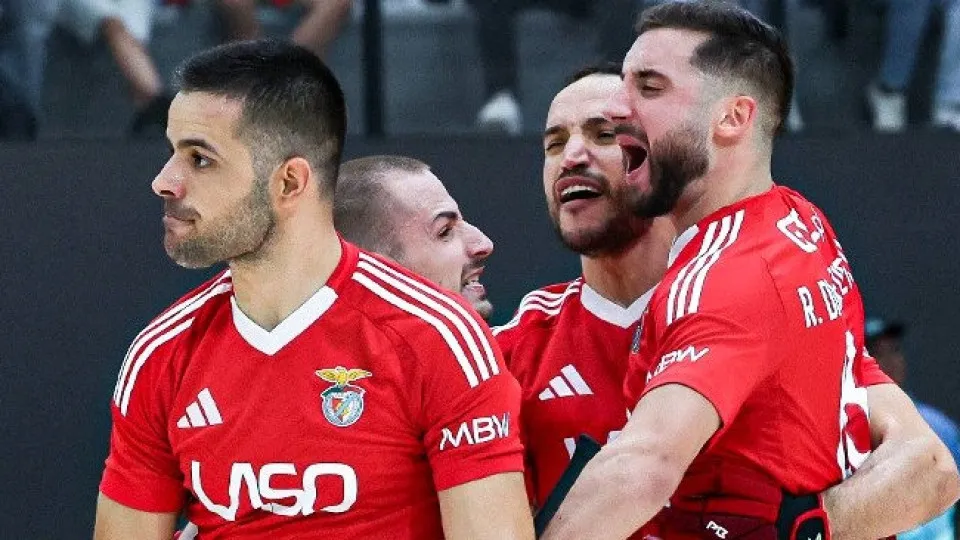 Benfica sorri nos Açores e sobe ao trono partilhado... com mais cinco