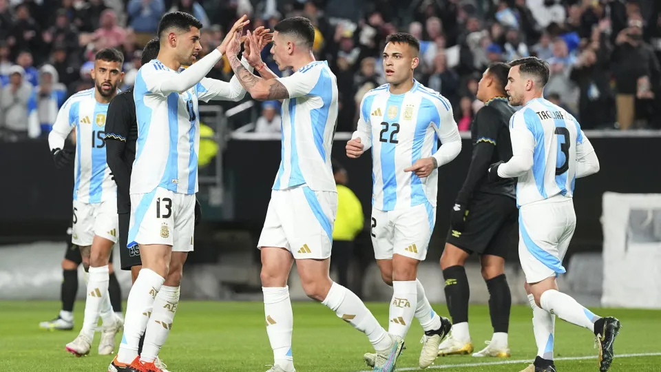 Atletas de FC Porto e Benfica juntam-se a Messi na convocatória argentina