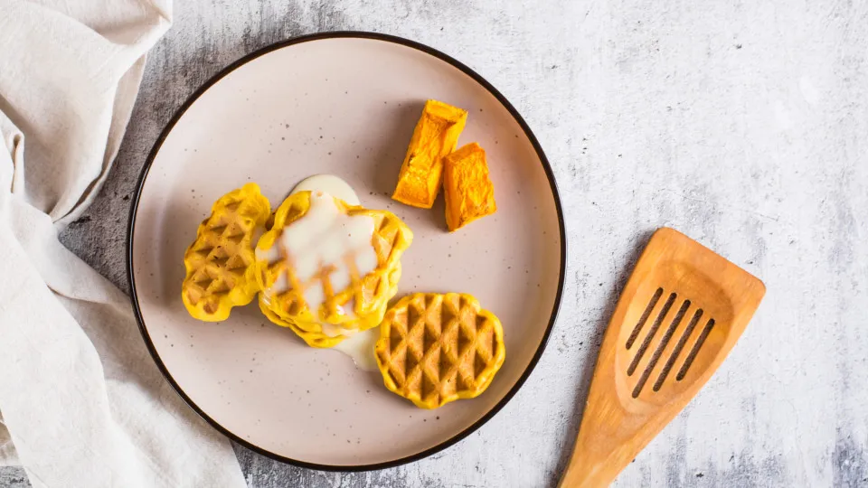 Quer aprender receitas outonais? Comece por estes waffles de abóbora