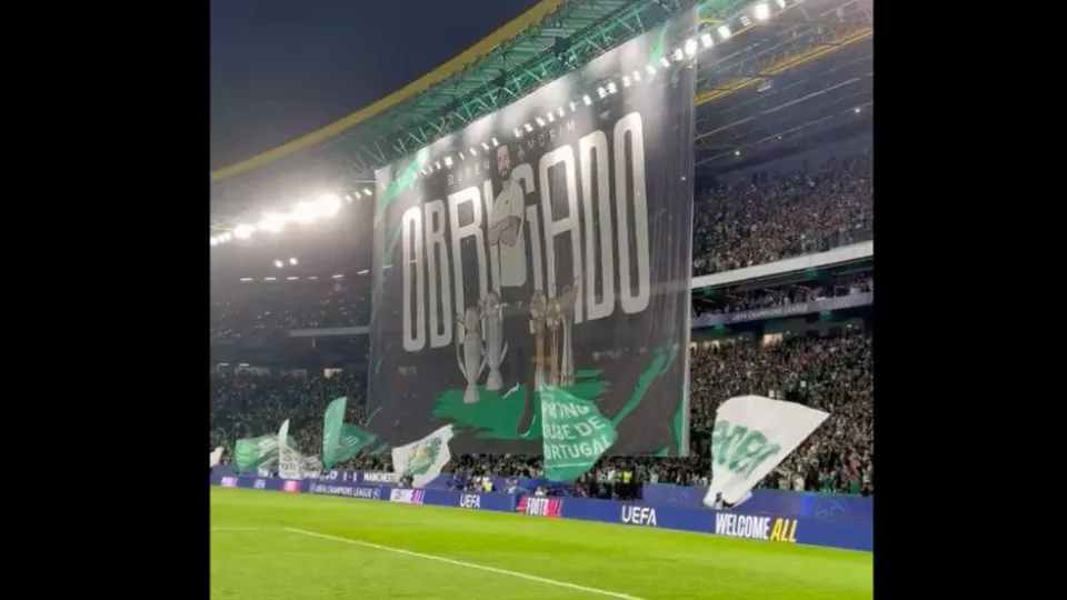 Adeptos do Sporting 'abafaram' hino da Champions no 'adeus' a Amorim