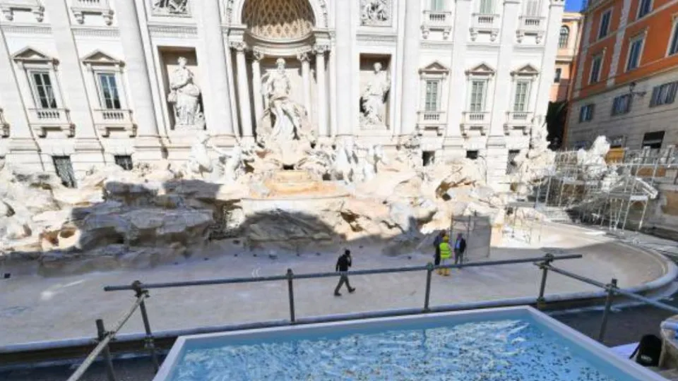 Com Fonte de Trevi em obras, há "piscina" a substituí-la. Ora veja