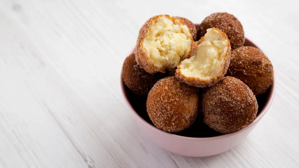 É impossível comer apenas um destes donuts recheados com maçã e toffee