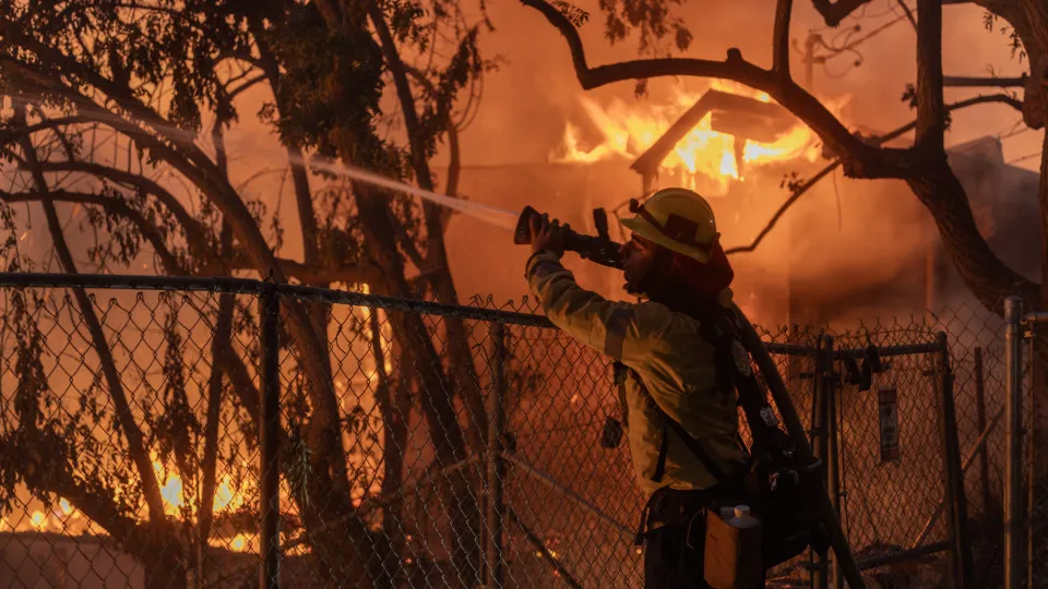 Incêndios na Califórnia destroem casas e forçam retiradas de pessoas