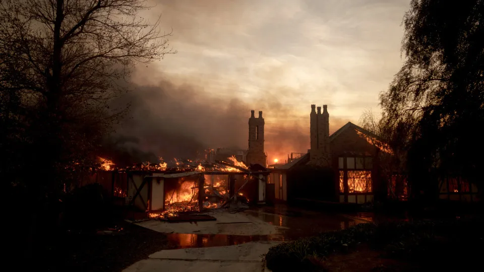 Imagens mostram destruição causada por incêndio na Califórnia 