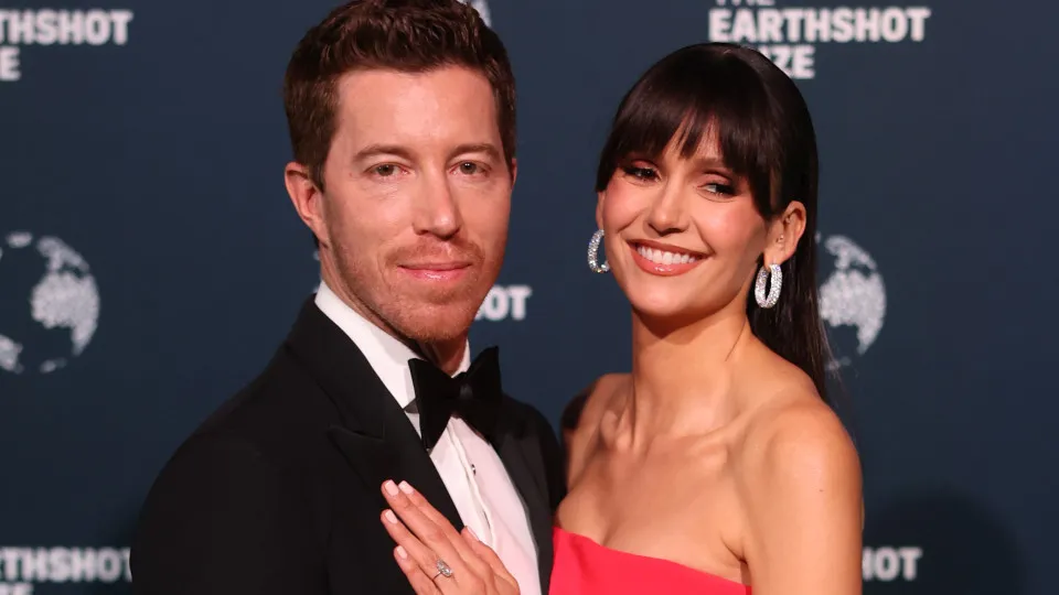 Nina Dobrev e Shaun White posam pela primeira vez após noivado