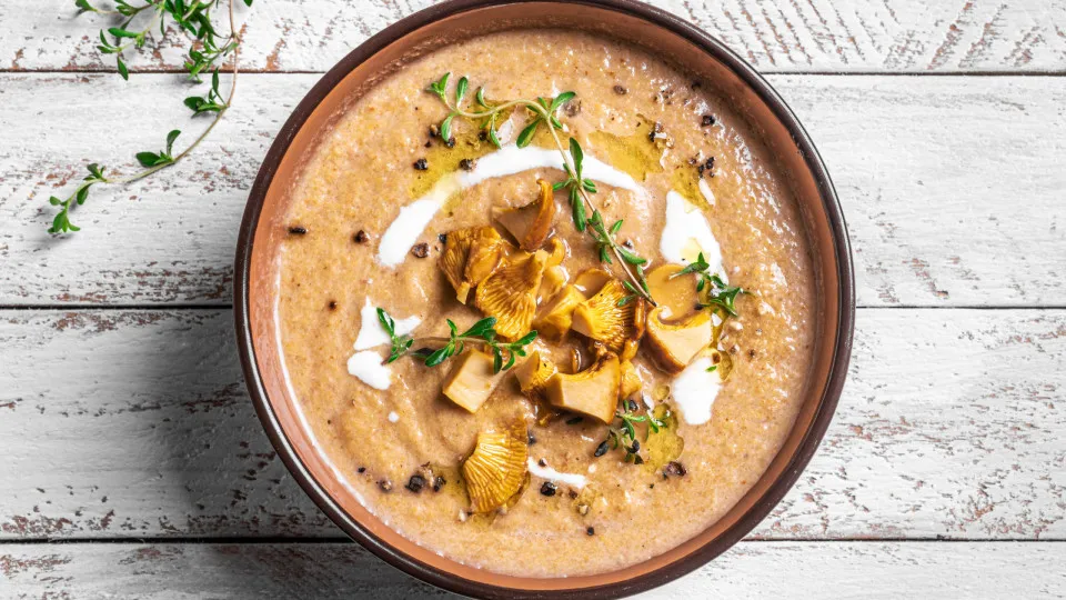 O jantar está servido com esta sopa de cogumelos