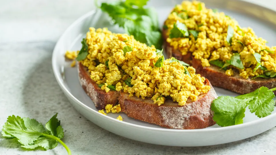 Receita. Tofu mexido com gengibre ideal para os dias de preguiça 