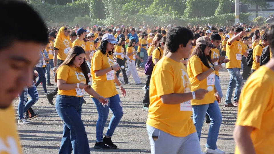 Mais de 2 mil pessoas a equilibrar ovos em colheres? Novo recorde mundial