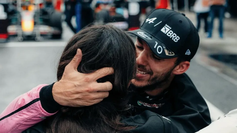 O beijo apaixonado de Kika Cerqueira Gomes e Pierre Gasly