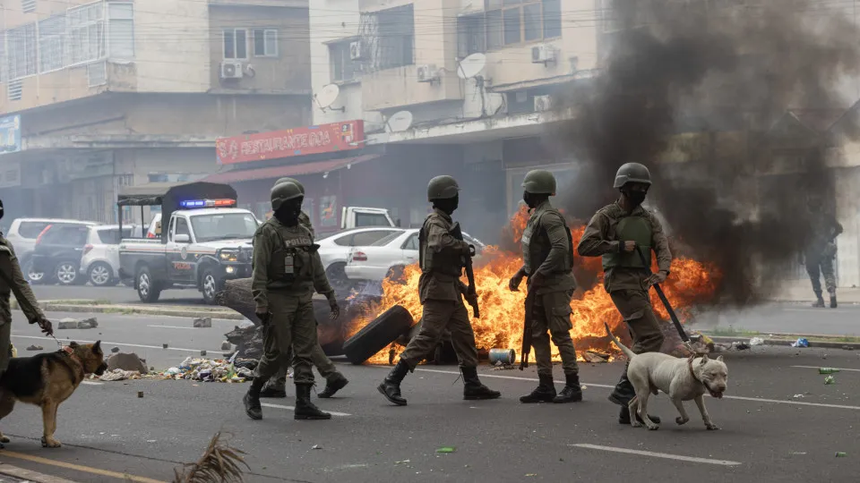 "Grito de socorro" traz caos e violência ao centro de Maputo. As imagens