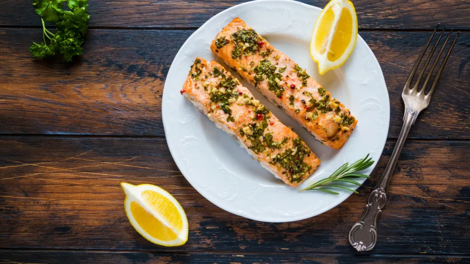 Este jantar com salmão fica pronto em menos de nada