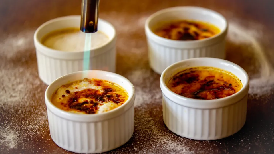 Crème brûlée com três ingredientes? Sim, olhe que é possível