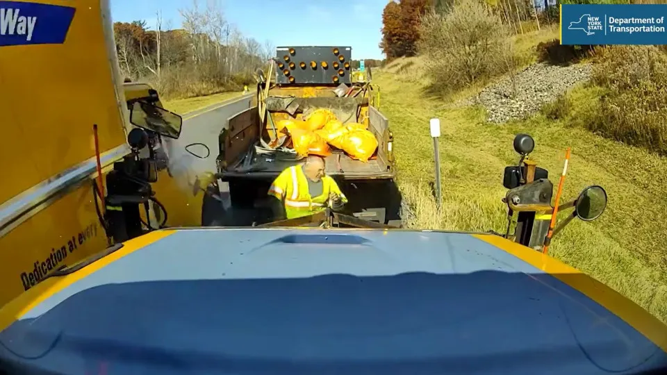 Camião despista-se e quase atropela trabalhador na estrada. Eis o momento