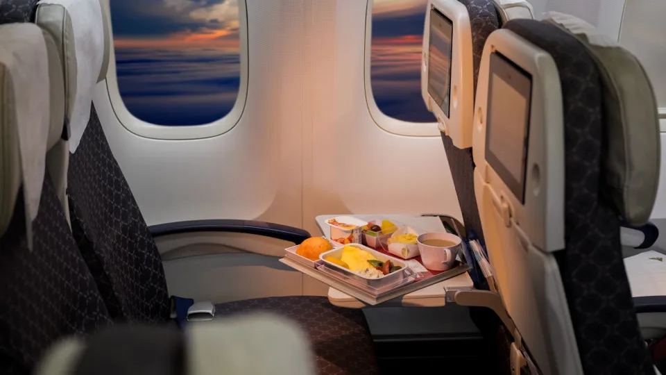 Saiba o que deve comer sempre que viaja de avião