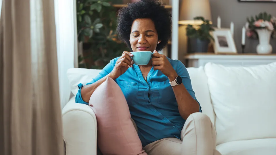 Bebe muito café? Há um truque para impedir que os dentes fiquem manchados