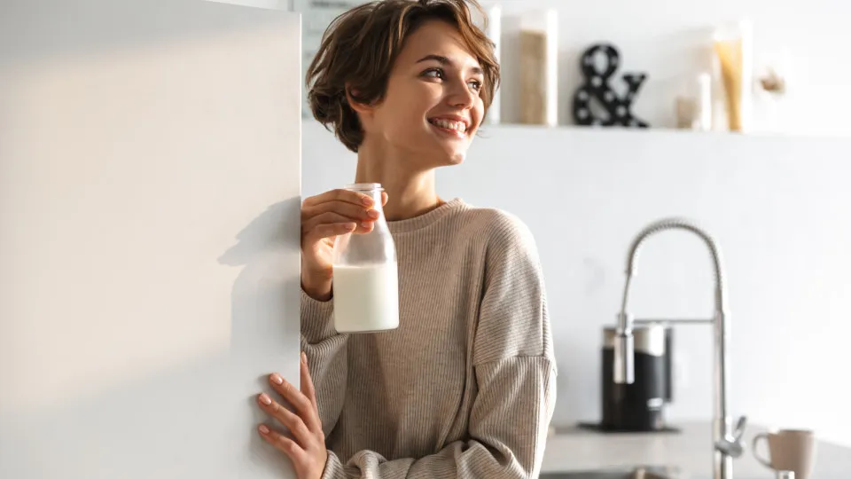 Beber muito leite pode ser perigoso para as mulheres, avisa estudo