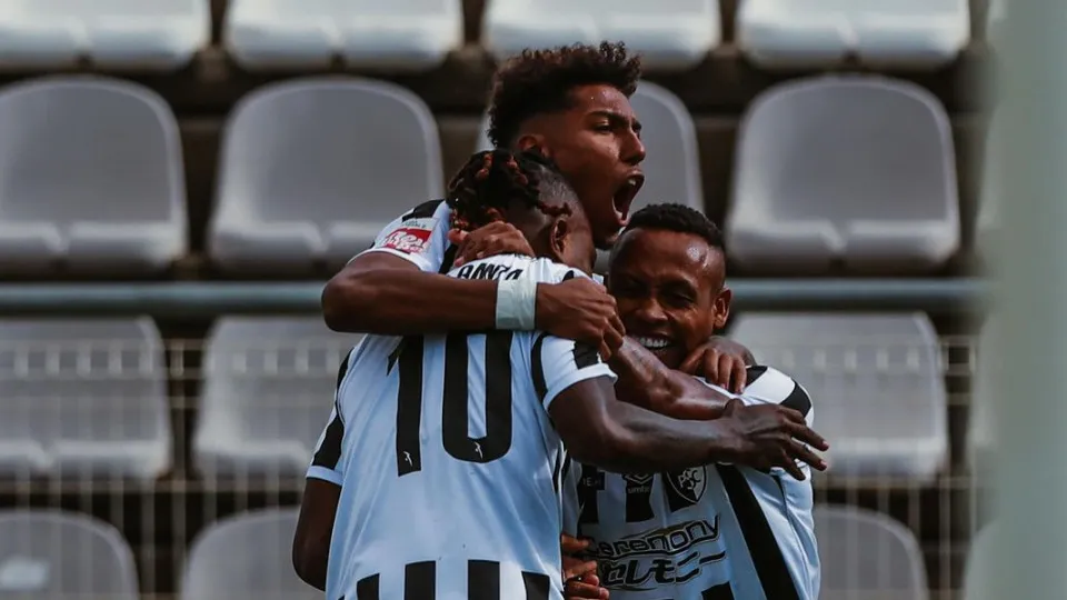 Portimonense 'puxa' Oliveirense para o fundo, mas não afasta o desespero