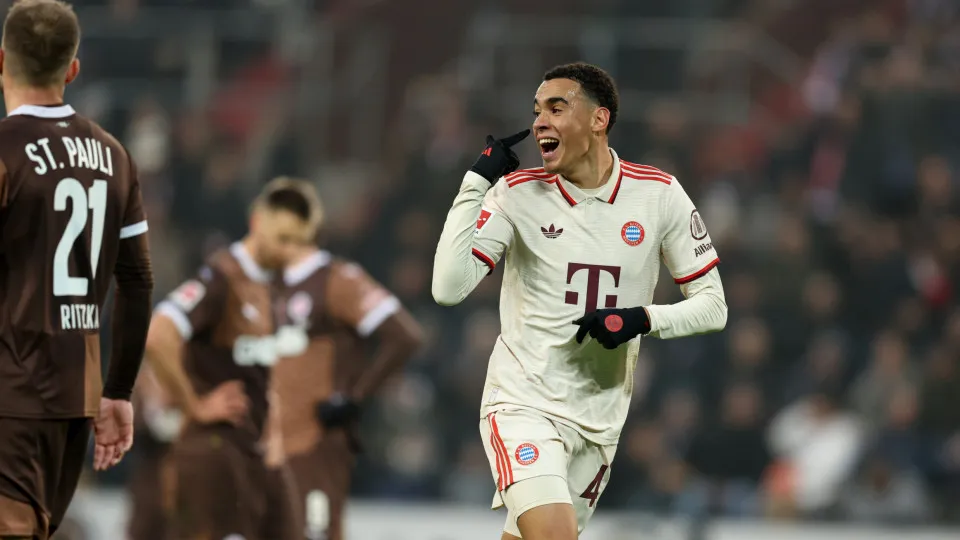 Bayern vence com golo do outro mundo e Leverkusen prossegue em crise