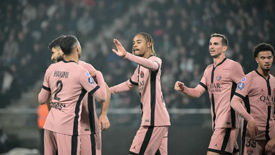 PSG vence em Angers com Nuno Mendes e Vitinha no banco