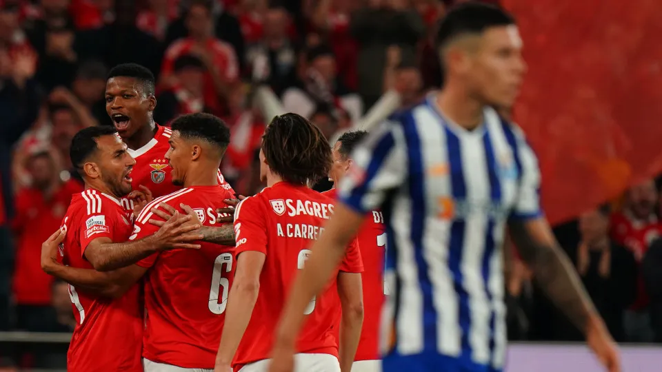 Cinco minutos 'à Benfica'. FC Porto perde Clássico e Sporting 'foge'