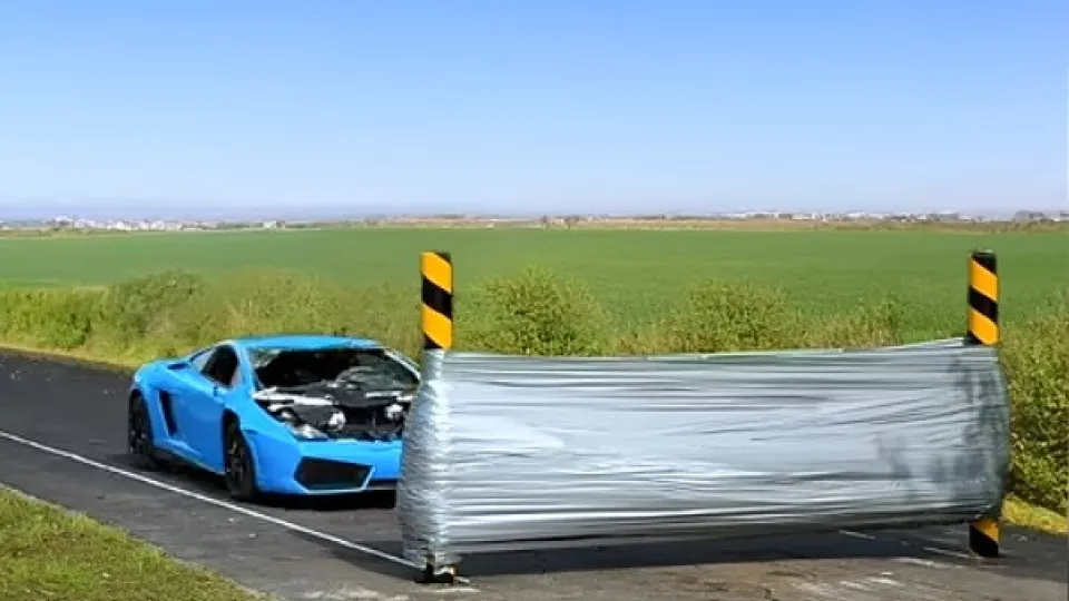 Quanta fita-cola é precisa para parar um Lamborghini?