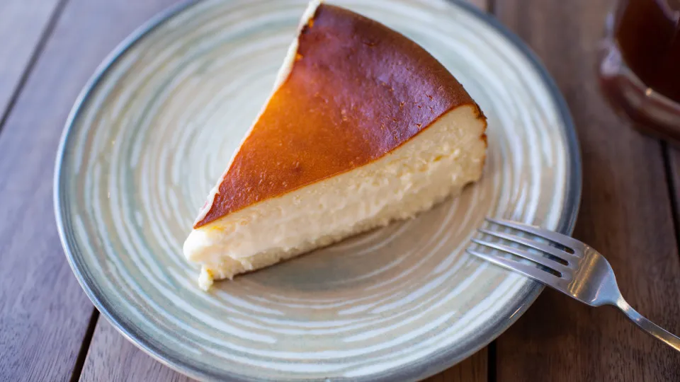 Veja como é fácil fazer um cheesecake de forno com três ingredientes