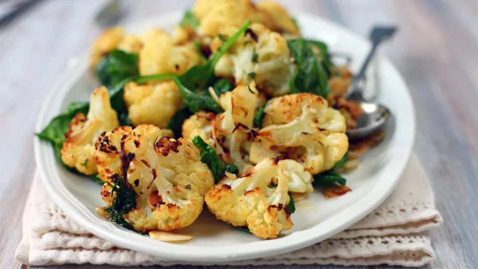 A salada de couve-flor e feta que até serve como refeição