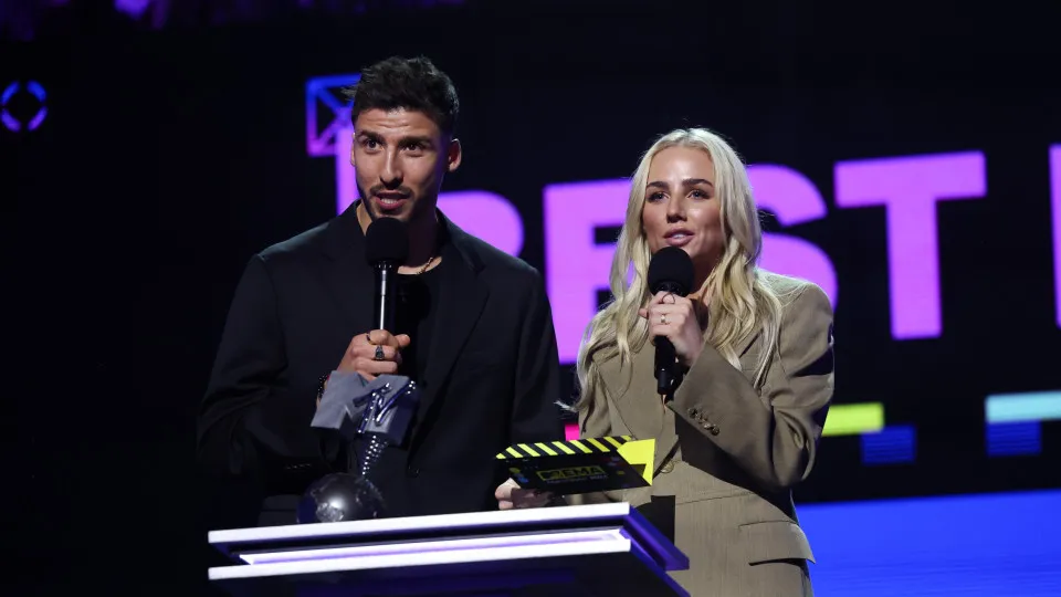 Rúben Dias brilha em prémios da MTV (na passadeira vermelha e no palco)