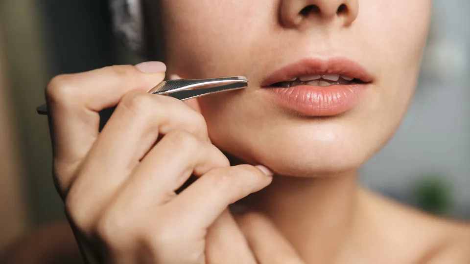 Remover os pelos do bigode em casa com açúcar e limão? Sim, é possível