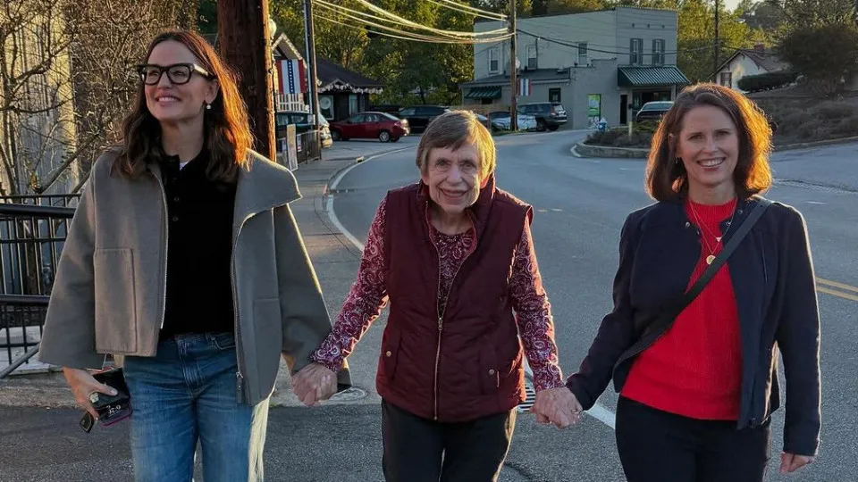 Meses após a morte do pai, Jennifer Garner vista com a mãe e a irmã