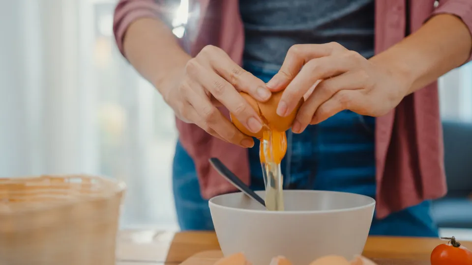 Chefs revelam qual a melhor forma de partir um ovo