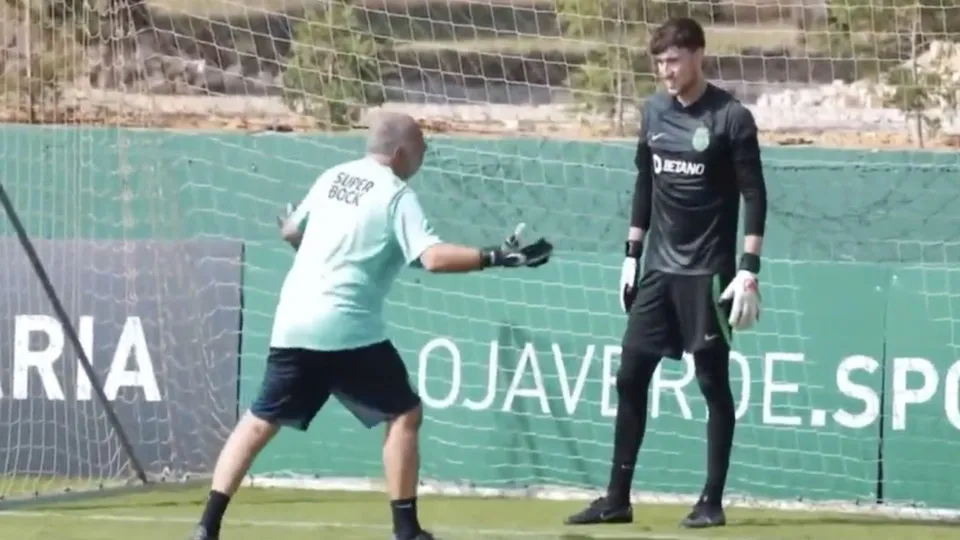 Imagens do novo treinador de guarda-redes do United em ação dão que falar