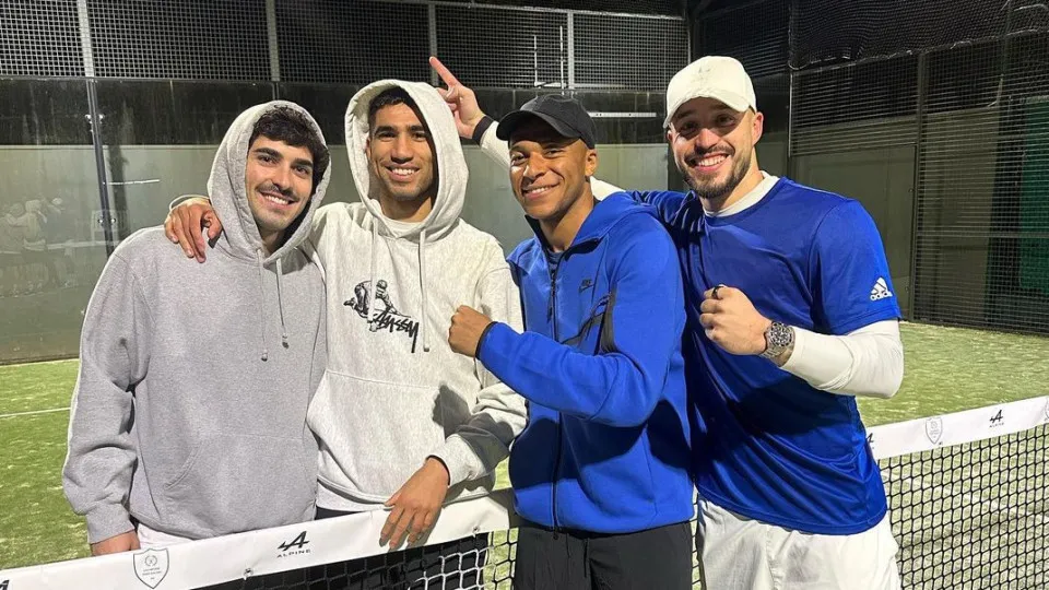 Afastado da convocatória francesa, Mbappé aproveita... para jogar padel