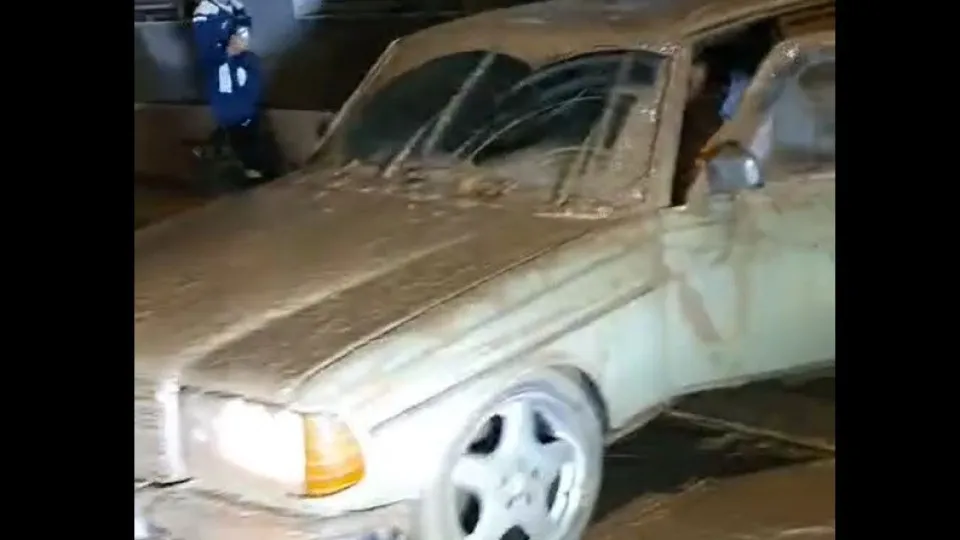 Indestrutível? Mercedes-Benz W123 sobreviveu à tempestade de Valência