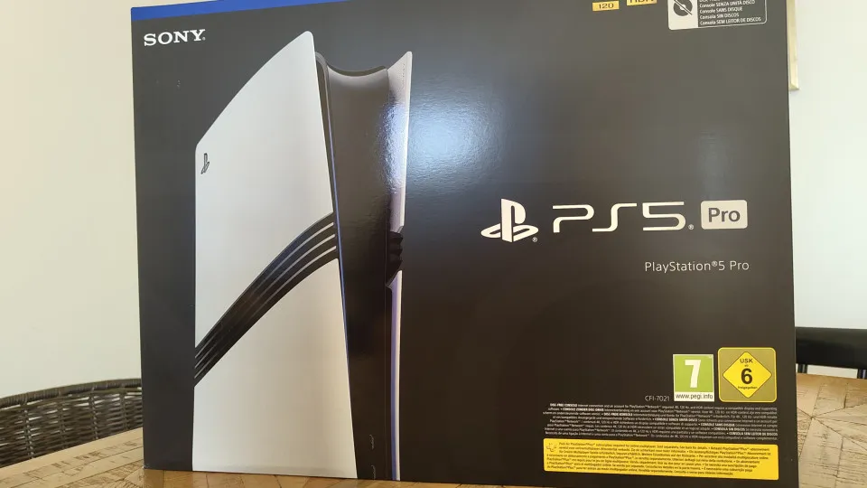 PlayStation 5 Pro tirada da caixa. Veja como se compara com a original