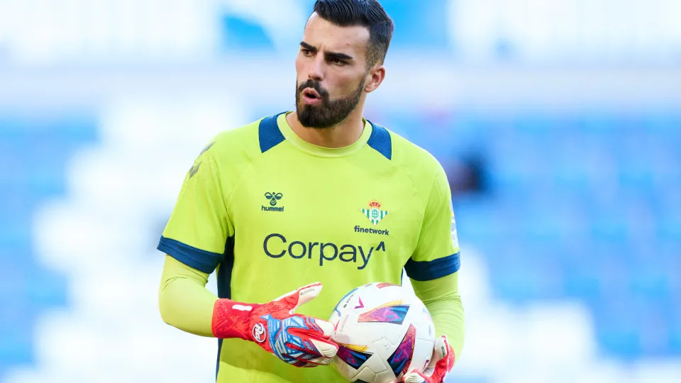 VITORIA-GASTEIZ, SPAIN - OCTOBER 08: Guilherme Fernandes of Real Betis warms up prior to the LaLiga EA Sports match between Deportivo Alaves and Real Betis at Estadio de Mendizorroza on October 08, 2023 in Vitoria-Gasteiz, Spain. (Photo by Juan Manuel Ser