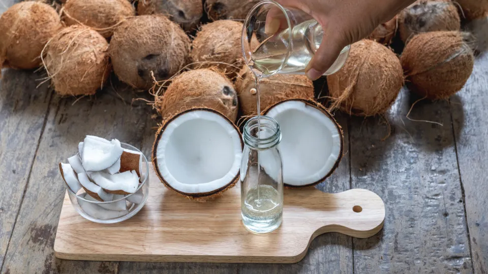 Comer coco todos os dias ajuda a emagrecer? Dietista esclarece