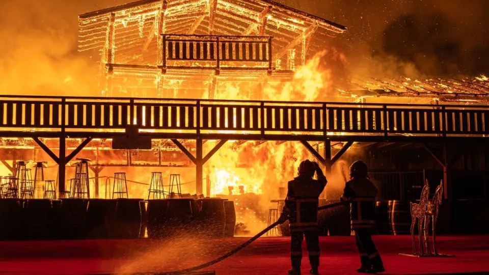 Fogo destrói famoso mercado de Natal de Barcarès em França