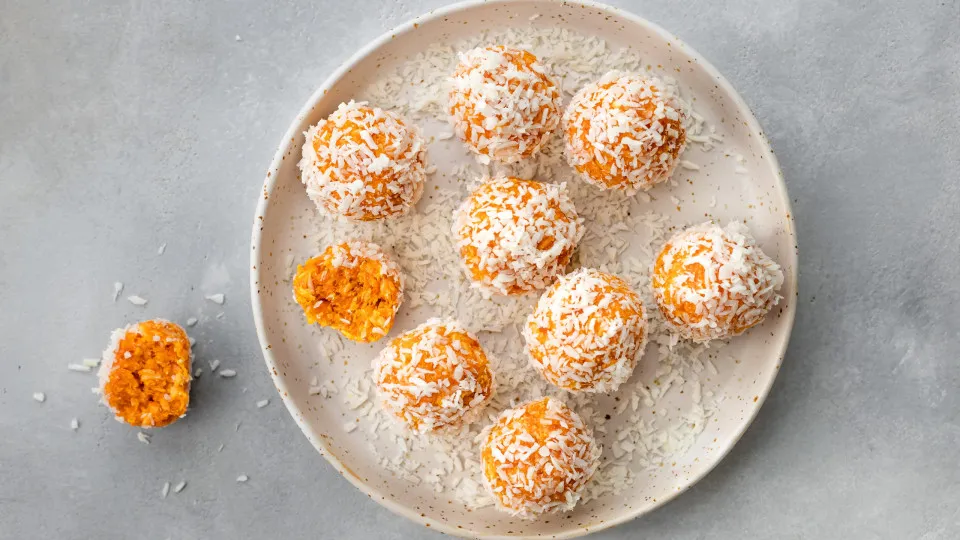 Vai ficar fã destas bolinhas de coco, abóbora e chocolate branco