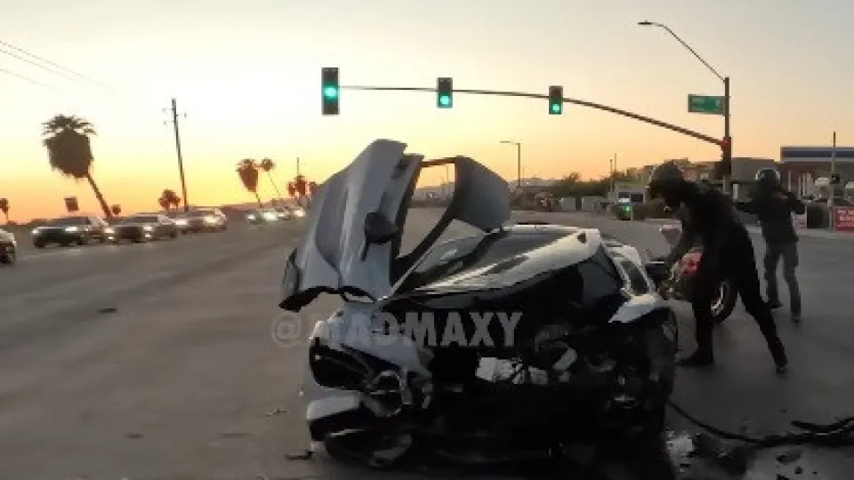 McLaren 765LT ficou com a frente totalmente destruída depois disto