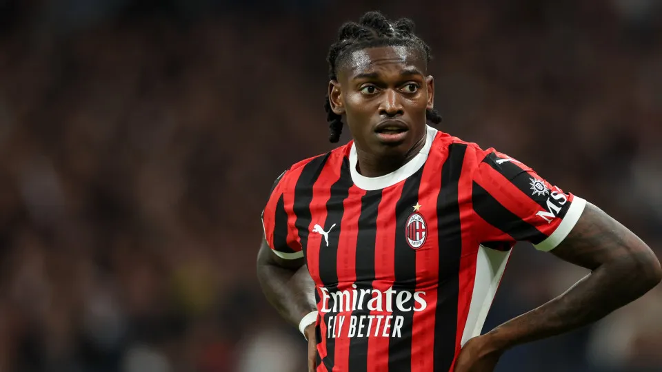 Histórico jogador do AC Milan arrasa Rafael Leão: "É como ir à pesca..."