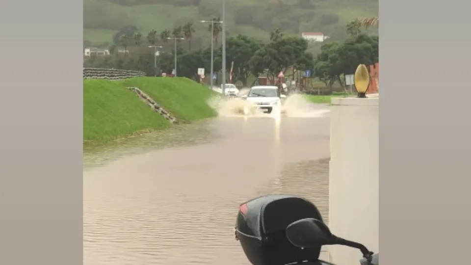 Vídeos mostram ruas da ilha do Faial inundadas após "chuva torrencial"