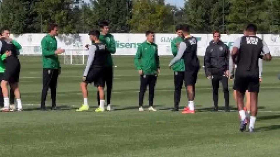 João Pereira cumprimentou jogadores um a um no 1.ª treino no Sporting