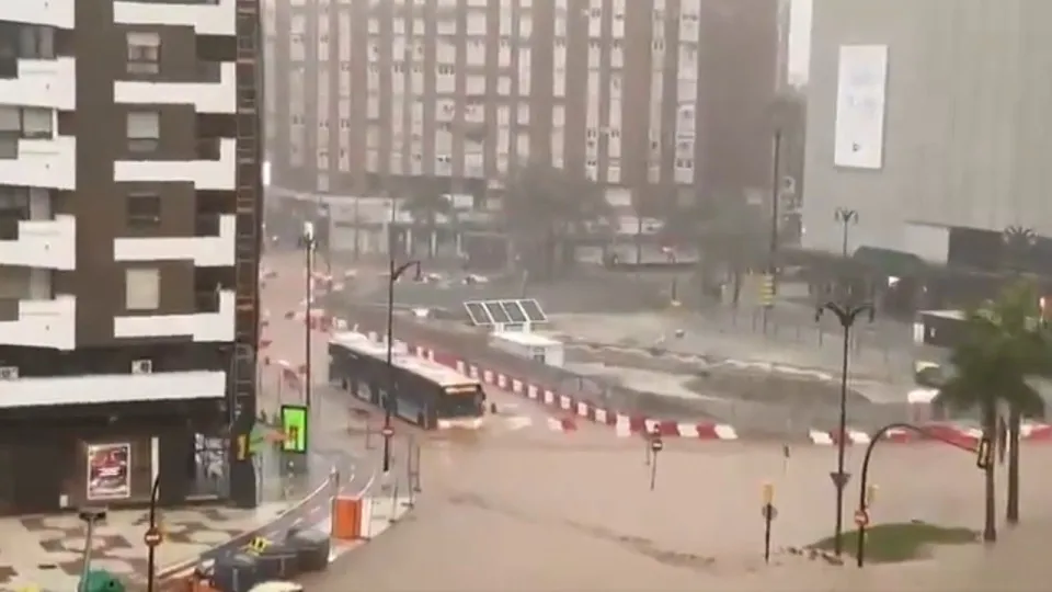 Málaga em alerta vermelho. Chuva inunda estradas e faz 3 mil desalojados