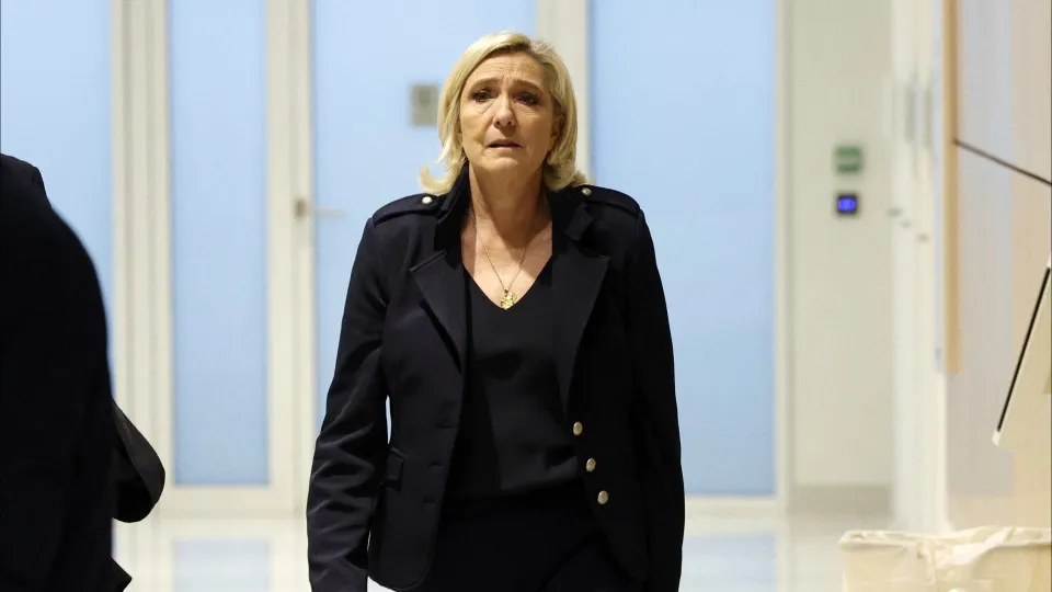 Ministério Público francês pede cinco anos de prisão para Marine Le Pen